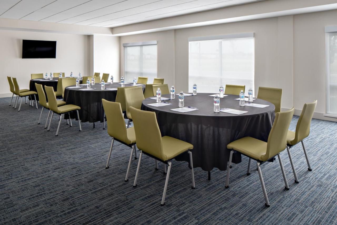 Holiday Inn Express & Suites - Elkhorn - Lake Geneva Area By Ihg מראה חיצוני תמונה