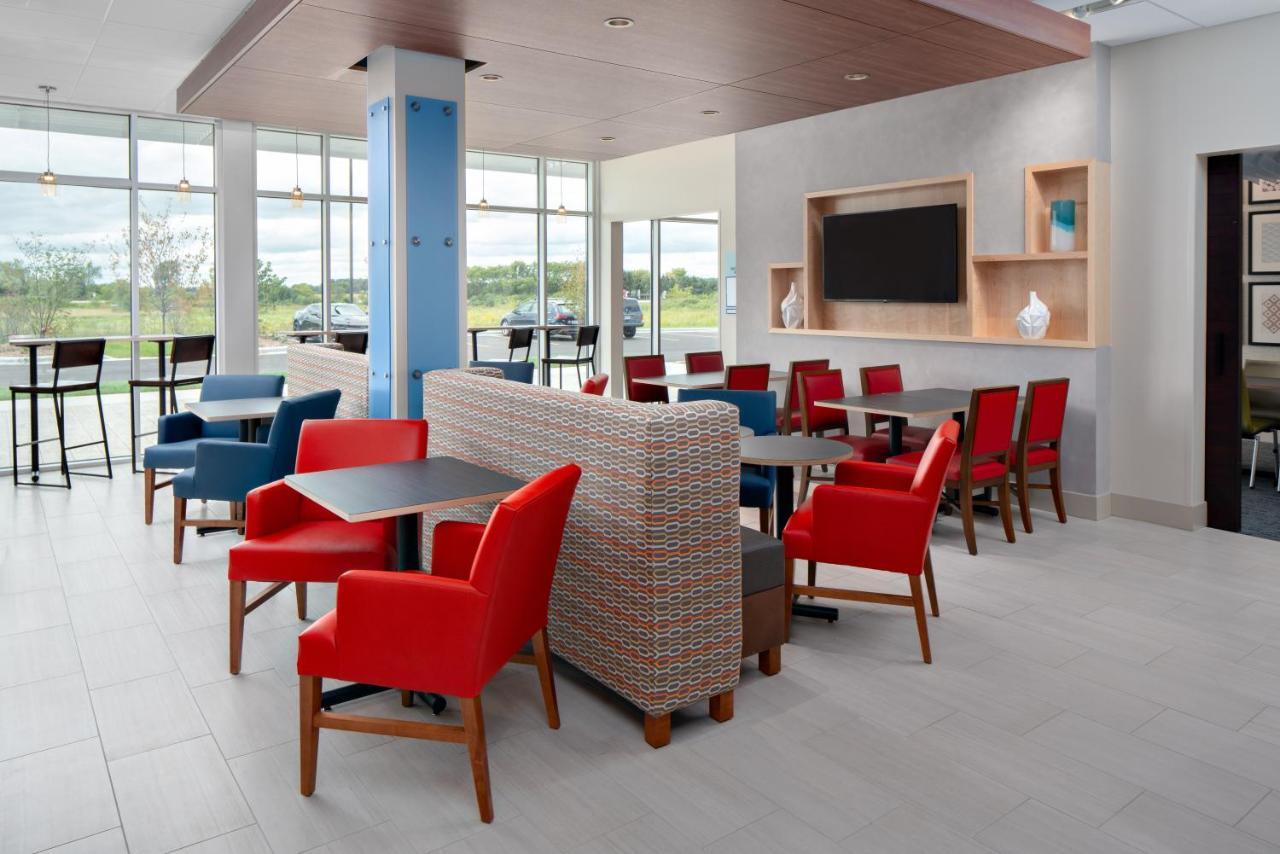 Holiday Inn Express & Suites - Elkhorn - Lake Geneva Area By Ihg מראה חיצוני תמונה