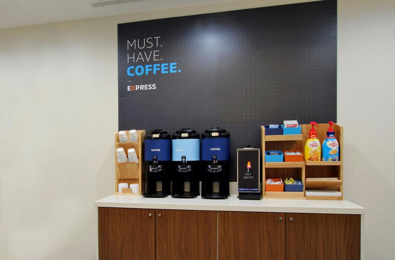Holiday Inn Express & Suites - Elkhorn - Lake Geneva Area By Ihg מראה חיצוני תמונה